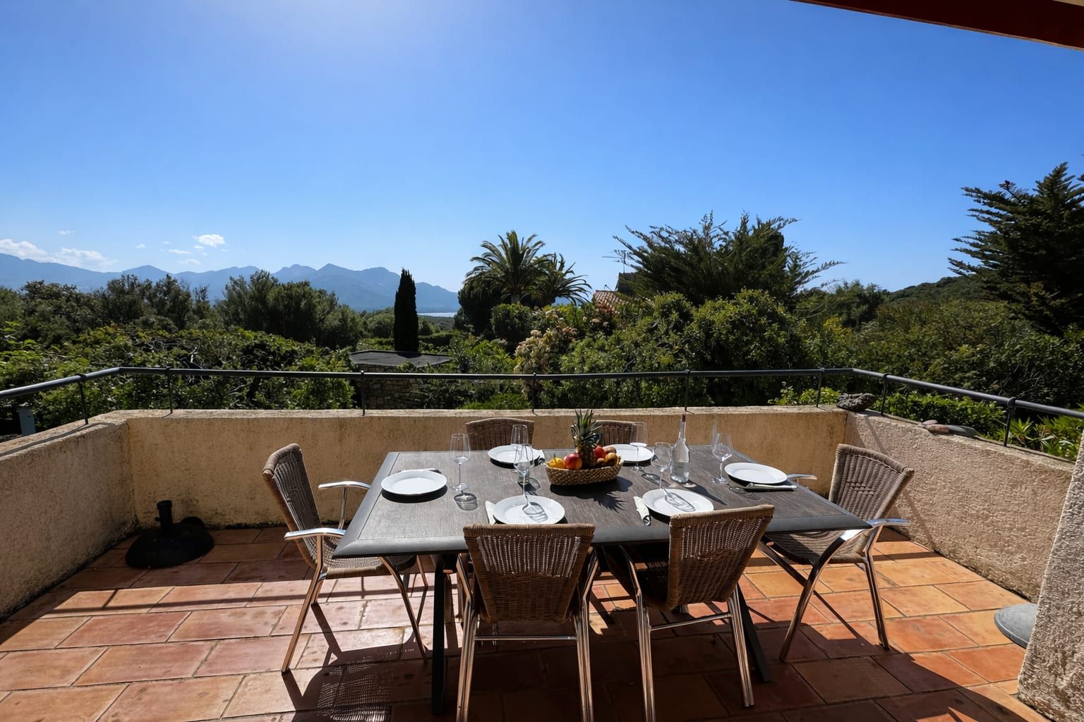 Gedeckter Tisch auf der Terrasse der Casa di Lumi mit Blick über Maquis, Berge und das Meer