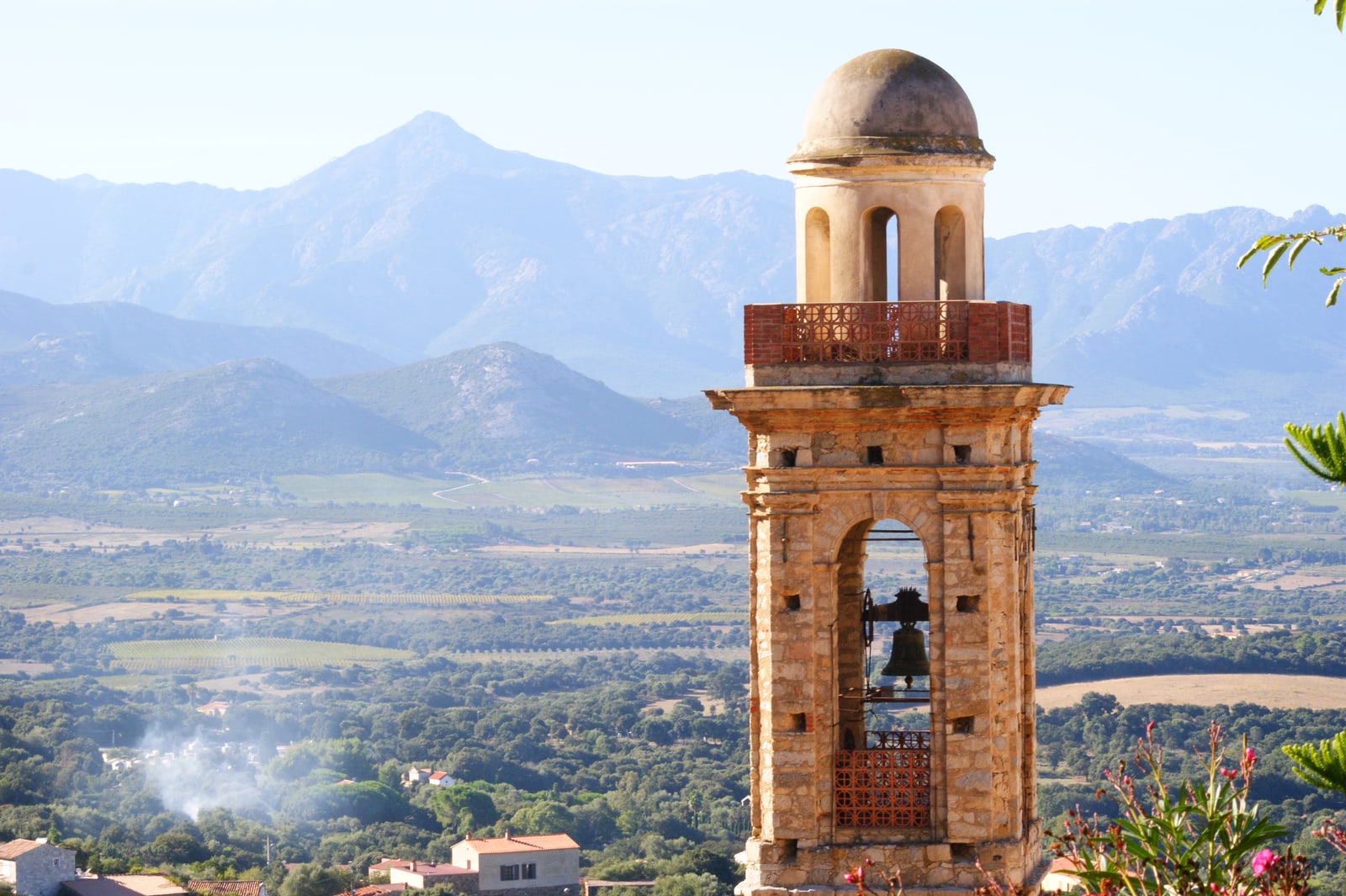 Barocker Glockenturm eines Balagne-Dorfes vor Bergpanorama
