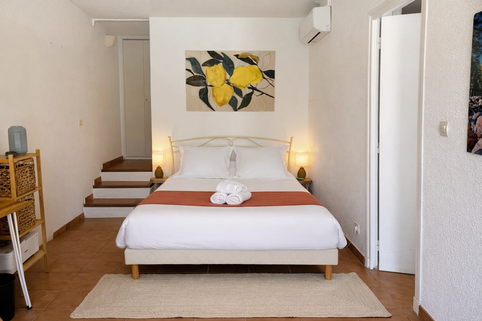 Schlafzimmer im Studio mit Doppelbett, Zitronen-Wandbild und mediterraner Note