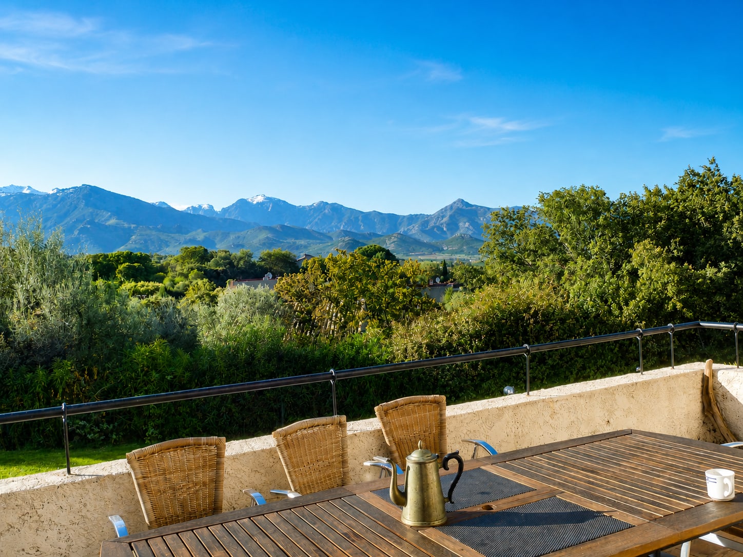 Terrasse mit Esstisch und Blick auf die Berge der Balagne
